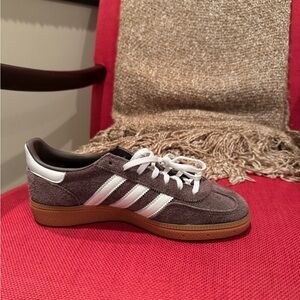 BRAND NEW adidas handball spezial samba
Size W 8
